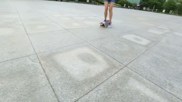 Mujer skateboarding en skatepark — Vídeo de stock