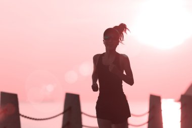 sahil yolu üzerinde çalışan fitness kadın