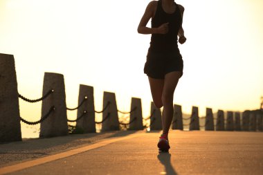 sahil yolu üzerinde çalışan fitness kadın