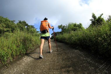 genç kadın uzun yürüyüşe çıkan kimse