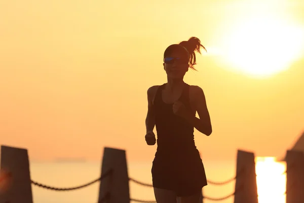 A tengerparti nyomvonal futás fitness nő — Stock Fotó
