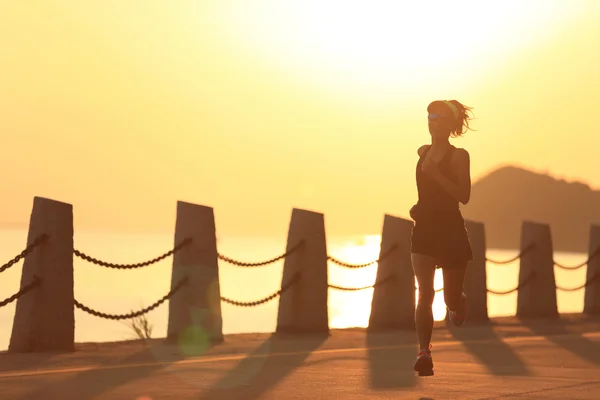 Mulher fitness correndo na trilha à beira-mar — Fotografia de Stock