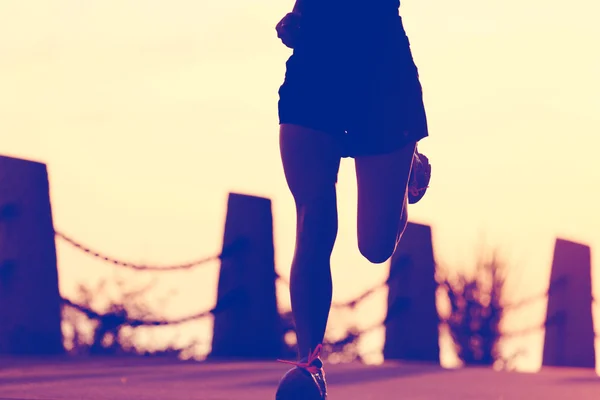 Donna fitness che corre sul sentiero sul mare — Foto Stock