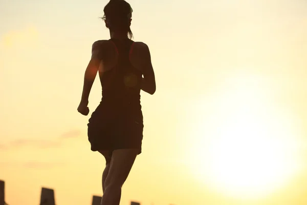 海辺の道を走っているフィットネス女性 — ストック写真