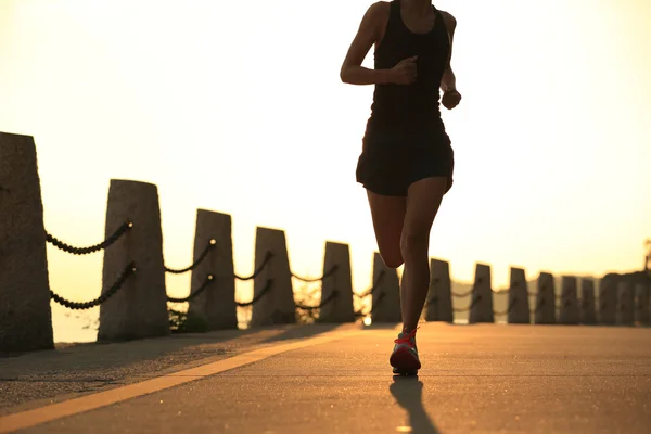 A tengerparti nyomvonal futás fitness nő — Stock Fotó