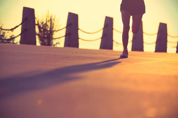 Fitness vrouw uitgevoerd op zee trail — Stockfoto