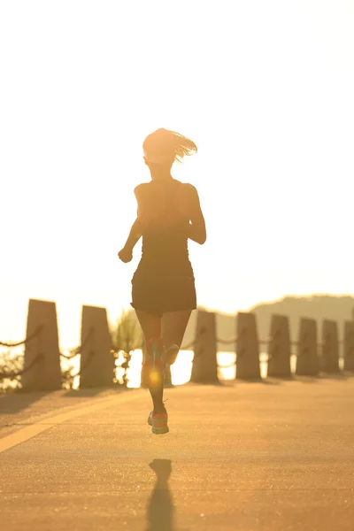 Fitness-Frau läuft auf Strandpfad — Stockfoto