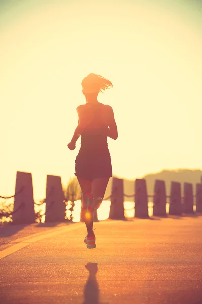 Fitness kvinna kör på seaside trail — Stockfoto