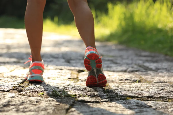 Vrouwelijke atleet op bospad. — Stockfoto