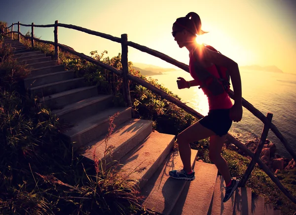 Фитнес женщина на лестнице — стоковое фото