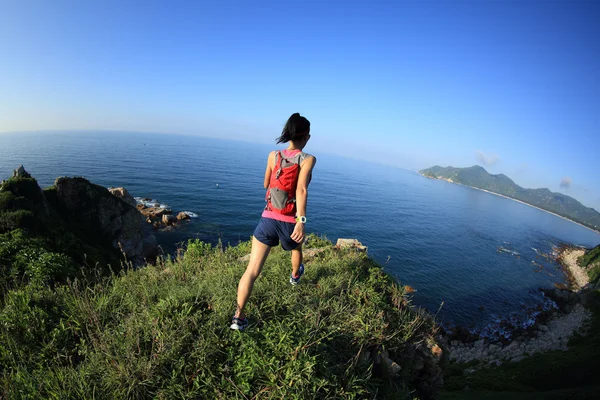 Mujer joven corriendo en la montaña —  Fotos de Stock