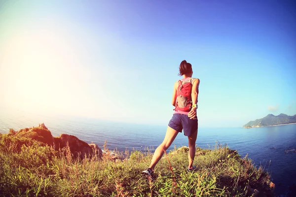 Young woman running on mountain — Stock Photo, Image