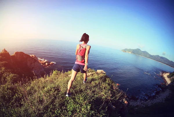 Mujer joven corriendo en la montaña — Foto de Stock