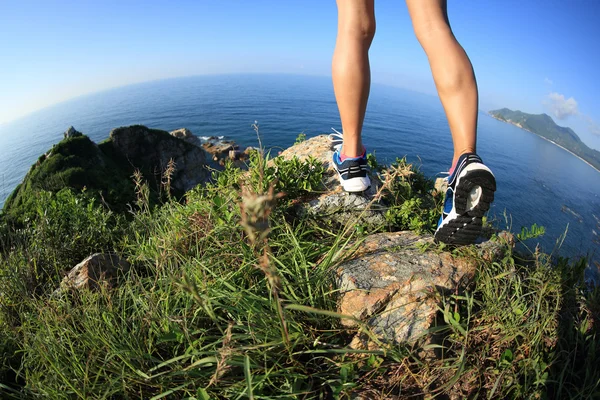 女人的徒步旅行者双腿 — 图库照片