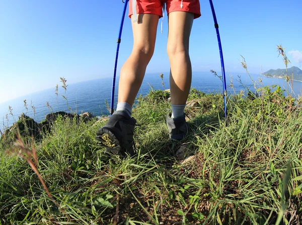 Donna escursionista gambe — Foto Stock