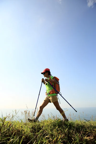 Mujer joven excursionista en la montaña —  Fotos de Stock