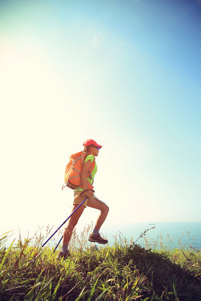 Молодая женщина турист на горе
