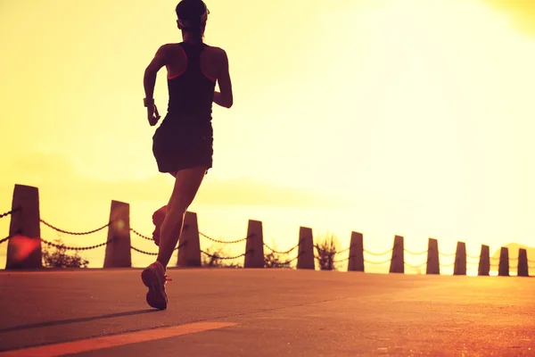 Joven fitness mujer corriendo —  Fotos de Stock