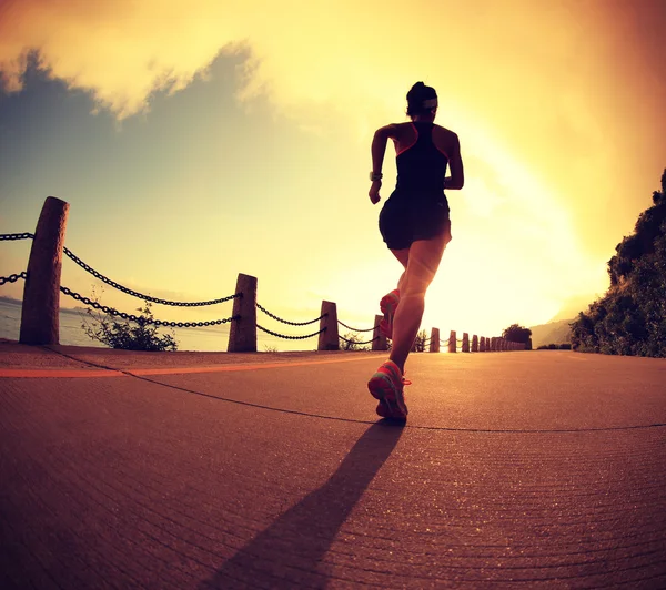 Joven fitness mujer corriendo — Foto de Stock