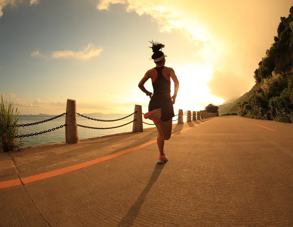 Joven fitness mujer corriendo —  Fotos de Stock