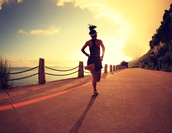 Jonge fitness vrouw uitgevoerd — Stockfoto