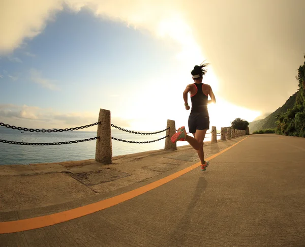 Jonge fitness vrouw uitgevoerd — Stockfoto