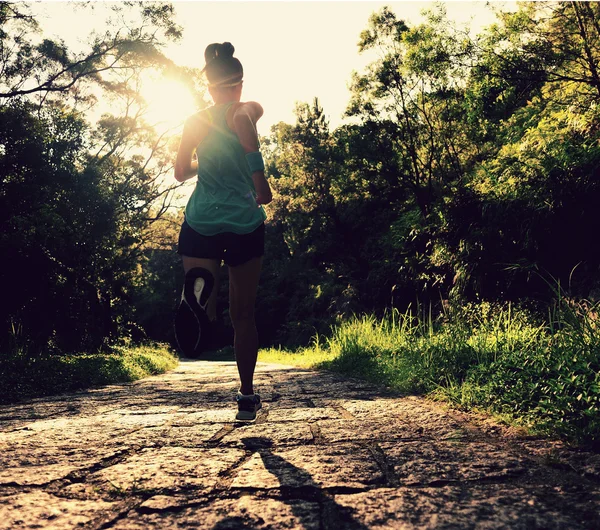 Hembra corriendo por sendero forestal . — Foto de Stock