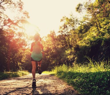 Orman iz üzerinde çalışan erkek.