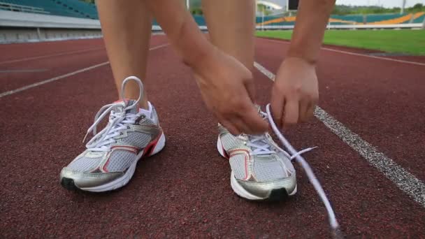 Бегунья, завязывающая шнурки — стоковое видео