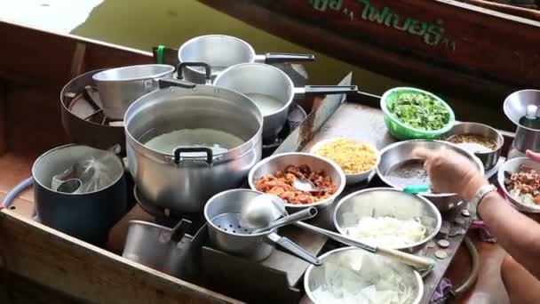 Hombres vendiendo comida tailandesa tradicional — Vídeo de stock