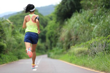 kadın atlet orman iz üzerinde çalışan