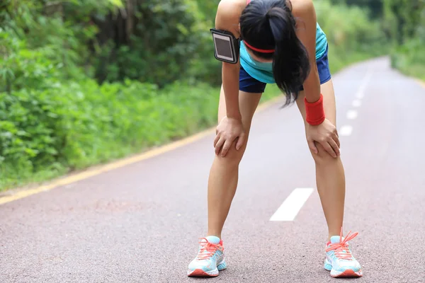 Mujer corredor tomando descanso — Foto de Stock