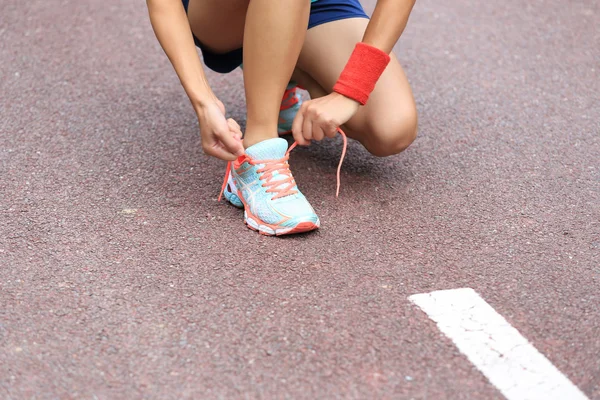 Kvinnan löpare kopplingsförbehåll Skosnöre — Stockfoto