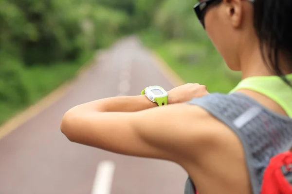 Young woman jogger with smart watch — Stock Photo, Image