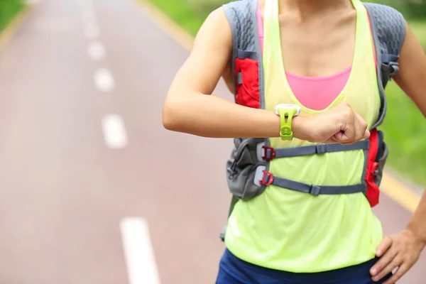 Young woman jogger with smart watch — Stock Photo, Image