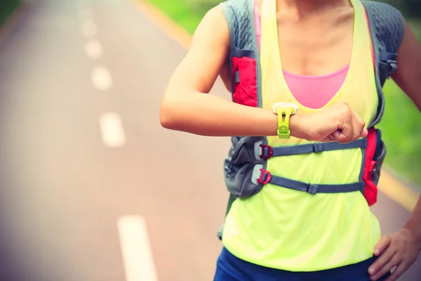 Junge Joggerin mit Smartwatch — Stockfoto