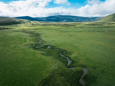 Çin 'de güzel kıvrımlı nehirler ve yeşil çayırlar