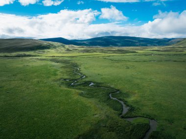 Çin 'de güzel kıvrımlı nehirler ve yeşil çayırlar