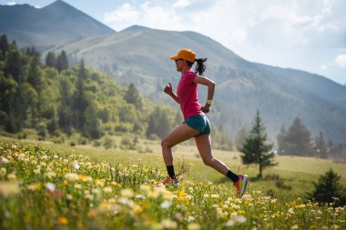 Yüksek rakımlı çayırlarda koşan bir patika koşucusu 