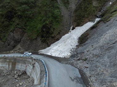 Güzel yüksek rakımlı çayır dağındaki dolambaçlı yolun havadan görünüşü