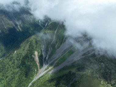 Güzel yüksek rakımlı çayır dağının havadan görünüşü