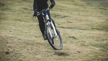 Çayırlık orman dağlarında dağ bisikleti sürmek