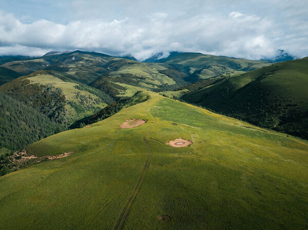 Вид с воздуха на красивые высокогорные пастбища и лесной пейзаж Китая