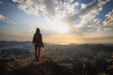 Monuntain uçurumunda Hong Kong 'un fotoğrafını çekiyorum.  
