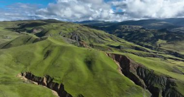 Hava manzarası, görkemli dağların insansız hava aracı görüntüleri. 