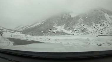 Sarmal dağ yolunda kar ve buzla kaplı bir araba sürüyorum. Yoğun kış sisinde kayboluyorum..