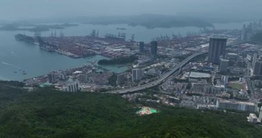 Shenzhen, Çin - 12 Nisan 2024: Yantian uluslararası konteyner terminalinin hava görüntüleri