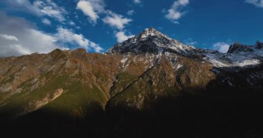 Karla kaplı dağ zirvesi gün doğumunda ya da günbatımında altın güneş ışığıyla parlar..