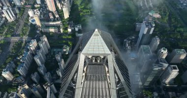 Uçsuz bucaksız bir gökdelen manzarası modern, piramit şekilli bir çatıyı gösteriyor..