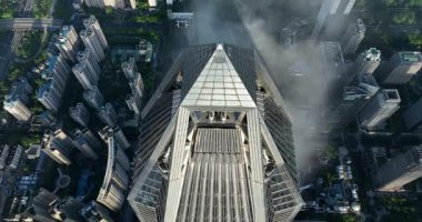 Uçsuz bucaksız bir gökdelen manzarası modern, piramit şekilli bir çatıyı gösteriyor..